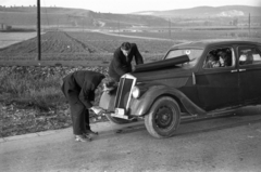 Magyarország, Nyergesújfalu, Kossuth Lajos utca (10-es számú főút) a vasúti átjárónál., 1951, Hámori Gyula, országút, automobil, autójavítás, Lancia Aprilia, Fortepan #123319