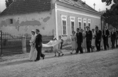 Magyarország, Tardos, Rákóczi Ferenc utca a Petőfi Sándor utcánál., 1951, Hámori Gyula, menyasszony, vőlegény, Fortepan #123325