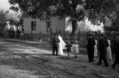 Magyarország, Tardos, Rákóczi Ferenc utca a Béke utcánál., 1951, Hámori Gyula, menyasszony, vőlegény, földút, násznép, koszorúslány, Fortepan #123328