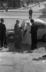 Magyarország, Budapest IX., Bakáts tér az Assisi Szent Ferenc-templom előtt, jobbra szemben a Bakáts utca., 1953, Hámori Gyula, Volkswagen-márka, menyasszony, vőlegény, Volkswagen Bogár, Budapest, Fortepan #123435