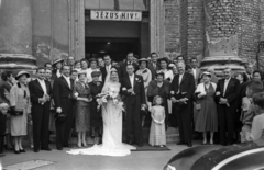 Magyarország, budai Vár, Budapest I., Bécsi kapu tér, a felvétel a Budavári Evangélikus templom előtt készült., 1953, Hámori Gyula, menyasszony, vőlegény, Budapest, Fortepan #123458