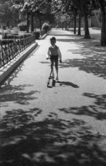 Magyarország, Budapest V., Szabadság tér, háttérben a Kohó- és Gépipari Minisztérium., 1953, Hámori Gyula, Budapest, roller, Fortepan #123461