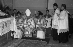 Hungary, középen Bánk József római katolikus püspök, egyházjogász, egri érsek, majd váci érsek-püspök., 1953, Hámori Gyula, church interior, priest, vestments, altar, miter, bishop, Fortepan #123482