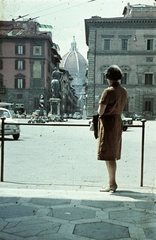 Olaszország, Firenze, Piazza Santissima Annunziata, háttérben a Dóm kupolája., 1967, G K, templom, színes, lovas szobor, kupola, székesegyház, Ferdinando I de' Medici-ábrázolás, Filippo Brunelleschi-terv, Arnolfo di Cambio-terv, Emilio De Fabris-terv, háttal, Fortepan #12350