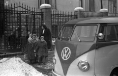 Magyarország, Budapest VI., Benczúr utca 48., 1953, Hámori Gyula, Volkswagen-márka, Budapest, Volkswagen Transporter 1, gyerekek, hókupac, kovácsoltvas kapu, Fortepan #123505