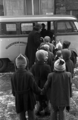 Magyarország, Budapest VI., a felvétel a Benczúr utca 48. előtt készült., 1953, Hámori Gyula, Volkswagen-márka, Budapest, Volkswagen Transporter 1, sapka, gyerekek, télikabát, Fortepan #123506