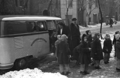 Magyarország, Budapest VI., a felvétel a Benczúr utca 48. előtt készült., 1953, Hámori Gyula, Volkswagen-márka, Budapest, Volkswagen Transporter 1, gyerekek, felirat, Fortepan #123508