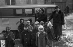 Magyarország, Budapest VI., a felvétel a Benczúr utca 48. előtt készült., 1953, Hámori Gyula, Volkswagen-márka, Budapest, Volkswagen Transporter 1, gyerekek, dupla soros kabát, Fortepan #123509