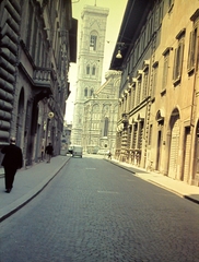 Olaszország, Firenze, Via dell'Oriuolo, háttérben a Campanile és a Dóm hátoldala., 1967, G K, templom, színes, székesegyház, harangtorony, Filippo Brunelleschi-terv, Arnolfo di Cambio-terv, Emilio De Fabris-terv, Fortepan #12351