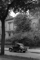 Magyarország, Budapest VI., Andrássy (Sztálin) út 103., Hopp Ferenc Kelet-ázsiai Művészeti Múzeum., 1955, Hámori Gyula, Budapest, Fiat 500 Topolino, Fiat-márka, rendszám, Fortepan #123525