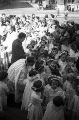 Magyarország, Budapest IX., Bakáts tér, elsőáldozók az Assisi Szent Ferenc-templom előtt, háttérben a Bakáts utca., 1955, Hámori Gyula, Budapest, elsőáldozás, hajdísz, lányok, Fortepan #123549