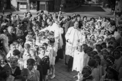 Magyarország, Budapest IX., Bakáts tér, elsőáldozók az Assisi Szent Ferenc-templom előtt, háttérben a Bakáts utca., 1955, Hámori Gyula, Budapest, elsőáldozás, karing, pap, Fortepan #123551