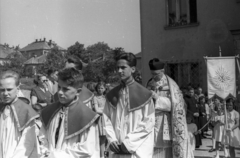 Magyarország, Budapest XII., a felvétel a mai Apor Vilmos téren a Felső-Krisztinavárosi Keresztelő Szent János-templom mellett készült, jobbra a plébánia épülete., 1955, Hámori Gyula, Budapest, ministráns, pap, Fortepan #123558