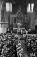 Magyarország, Budapest XIII., Béke tér, Szent László-templom. A szárnyas oltár Molnár C. Pál alkotása (1939-1942). A felvétel elsőáldozás alkalmával készült., 1955, Hámori Gyula, Budapest, pap, felülnézet, hívő, oltárkép, templombelső, Fortepan #123561