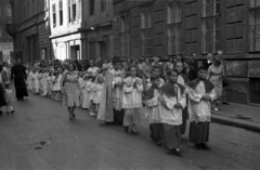 Magyarország, Budapest VIII., Gyulai Pál utca a Stáhly utcától a Kőfaragó utca felé nézve, elsőáldozók., 1954, Hámori Gyula, Budapest, ministráns, elsőáldozás, Fortepan #123564