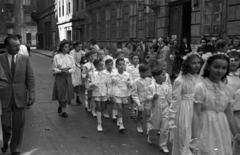 Magyarország, Budapest VIII., Gyulai Pál utca a Stáhly utcától a Kőfaragó utca felé nézve, elsőáldozók., 1954, Hámori Gyula, Budapest, fiúk, elsőáldozás, Fortepan #123566