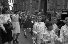 Magyarország, Budapest VIII., Gyulai Pál utca a Stáhly utcától a Kőfaragó utca felé nézve, elsőáldozók., 1954, Hámori Gyula, Budapest, fiúk, ünneplő ruha, elsőáldozás, Fortepan #123567