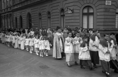 Magyarország, Budapest VIII., Gyulai Pál utca - Stáhly utca sarok, elsőáldozók., 1954, Hámori Gyula, Budapest, felvonulás, ministráns, elsőáldozás, Fortepan #123568