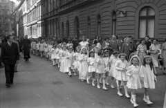 Magyarország, Budapest VIII., Gyulai Pál utca a Stáhly utcától a Kőfaragó utca felé nézve, elsőáldozók., 1954, Hámori Gyula, Budapest, fehér ruha, lányok, kváderkő, elsőáldozás, hajdísz, Fortepan #123569