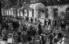 Magyarország, Budapest VIII., Gyulai Pál utca a Rókus kórháztól a Stáhly utca felé nézve, elsőáldozók., 1954, Hámori Gyula, Budapest, fehér ruha, gyerekek, pap, ministráns, sokadalom, bámészkodás, Fortepan #123570