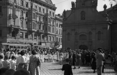 Magyarország, Budapest VIII., Gyulai Pál utca, elsőáldozók a Szent Rókus-kápolna előtt. Háttérben a Nyár utca - Rákóczi út sarkán álló ház., 1954, Hámori Gyula, Budapest, kápolna, elsőáldozás, Fortepan #123572