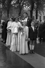 Magyarország, Budapest XIII., Béke tér, a felvétel a Szent László-templom előtt készült., 1954, Hámori Gyula, Budapest, vőlegény, menyasszony, Fortepan #123614