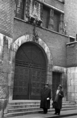 Magyarország, Budapest VII., Kazinczy utca, a felvétel a zsinagóga kovácsoltvas főkapuja előtt készült., 1954, Hámori Gyula, Budapest, kovácsoltvas kapu, Fortepan #123617