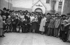 Magyarország, Budapest VII., a Kazinczy utcai orthodox központ udvara a zsinagógánál., 1956, Hámori Gyula, Budapest, esküvő, násznép, Fortepan #123637