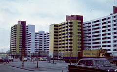 Németország, Berlin, lakóház a Märksches Viertelben., 1970, G K, színes, német gyártmány, teherautó, Mercedes-márka, pótkocsi, Volkswagen-márka, automobil, Nyugat-Berlin, Volkswagen Bogár, Volkswagen Typ2, Volkswagen Transporter 1, Fortepan #12364