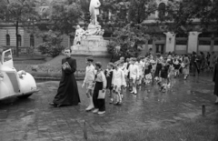 Magyarország, Budapest VIII., Gyulai Pál utca a Rókus Kórház előtt, elsőáldozók Semmelweis Ignác szobra mellett., 1956, Hámori Gyula, Budapest, felvonulás, fiúk, pap, ünneplő ruha, szoborcsoport, Ford Eifel, Fortepan #123652