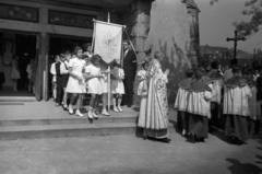 Magyarország, Budapest XII., a mai Apor Vilmos tér, elsőáldozók a Felső-Krisztinavárosi Keresztelő Szent János-plébánia templom előtt., 1956, Hámori Gyula, Budapest, gyerekek, ornátus, Fortepan #123656