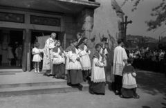 Magyarország, Budapest XII., a mai Apor Vilmos tér, elsőáldozók a Felső-Krisztinavárosi Keresztelő Szent János-plébánia templom előtt., 1956, Hámori Gyula, Budapest, feszület, ministráns, ornátus, Fortepan #123657