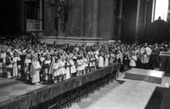 Magyarország, Budapest V., Szent István tér, Szent István-bazilika, elsőáldozók., 1956, Hámori Gyula, Budapest, gyerekek, fehér ruha, templombelső, Fortepan #123663