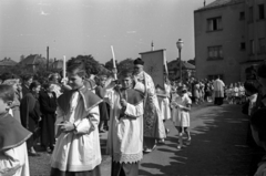 Magyarország, Budapest XII., a felvétel a mai Apor Vilmos téren a Felső-Krisztinavárosi Keresztelő Szent János-templom mellett készült, jobbra a háttérben a plébánia épülete., 1956, Hámori Gyula, Budapest, hordozás, ministráns, gyertya, ornátus, Fortepan #123666