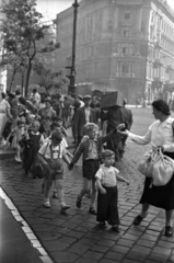 Hungary, Budapest V.,Budapest VI., Bajcsy-Zsilinszky út a József Attila utca torkolatánál, szemben az Andrássy (Sztálin) út 2., a Foncière-palota., 1956, Hámori Gyula, Budapest, kids, walk, Fortepan #123671