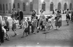 Hungary, Budapest V., József Attila utca, balra szemben a Hercegprímás (Alpári Gyula) utca., 1956, Hámori Gyula, Budapest, kids, walk, Fortepan #123672