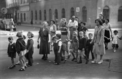 Hungary, Budapest V., József Attila utca, szemben a Hercegprímás (Alpári Gyula) utca., 1956, Hámori Gyula, Budapest, kids, hold hands, Fortepan #123673