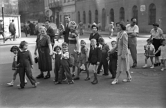 Hungary, Budapest V., József Attila utca, szemben a Hercegprímás (Alpári Gyula) utca., 1956, Hámori Gyula, Budapest, kids, hold hands, walk, Fortepan #123674