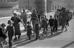 Hungary, Budapest V., József Attila utca, szemben balra a Hercegprímás (Alpári Gyula) utca., 1956, Hámori Gyula, Budapest, kids, hold hands, costume, Fortepan #123675