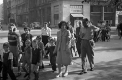 Hungary, Budapest V., Erzsébet (Engels) tér, szemben a József Attila utca - Sas (Guszev) utca sarok., 1956, Hámori Gyula, Budapest, kids, costume, Fortepan #123678