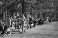 Hungary, Budapest V., a felvétel az Erzsébet (Engels) téren készült, háttérben a József Attila utca Sas (Guszev) utca - Október 6. utca közötti szakasza látható., 1956, Hámori Gyula, Budapest, kids, hold hands, walk, Fortepan #123679