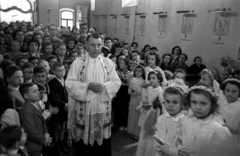 Hungary, Budapest VIII., Gyulai Pál utca, Szent Rókus-kápolna, elsőáldozók., 1956, Hámori Gyula, Budapest, priest, kids, surplice, devotee, Fortepan #123683