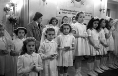 Hungary, Budapest VIII., Gyulai Pál utca, Szent Rókus-kápolna, elsőáldozók., 1956, Hámori Gyula, Budapest, girls, white dress, necklace, hair clip, wreath, Fortepan #123685