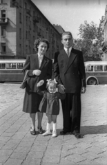 Hungary, Budapest IX., Bakáts tér, a felvétel az Assisi Szent Ferenc-templom előtt készült. Háttérben a Bakáts utca., 1956, Hámori Gyula, Budapest, family, Fortepan #123689