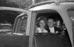 Hungary, Budapest IX., Bakáts tér, a felvétel az Assisi Szent Ferenc-templom előtt készült., 1956, Hámori Gyula, Budapest, groom, bride, vehicle interior, Fortepan #123690