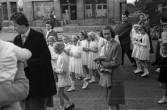 Hungary, Budapest XII.,Budapest XI., Hegyalja út, elsőáldozók a 139-es számú ház előtt. Háttérben a Hegyalja út 184., 1956, Hámori Gyula, Budapest, girls, store display, white dress, hair clip, Fortepan #123694