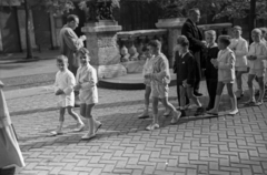 Hungary, Budapest V., Szent István tér, elsőáldozók a Szent István-bazilika előtt., 1956, Hámori Gyula, Budapest, shorts, boys, knee snocks, white dress, Fortepan #123695