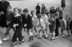 Hungary, Budapest V., Szent István tér, elsőáldozók a Szent István-bazilika előtt., 1956, Hámori Gyula, Budapest, boys, stairs, knee snocks, Fortepan #123697