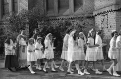 Hungary, Budapest XIII., elsőáldozók a Béke téri Szent László-templom Országbíró utca felőli oldalánál., 1956, Hámori Gyula, Budapest, girls, white dress, hair clip, Fortepan #123701