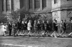 Hungary, Budapest XIII., elsőáldozók a Béke téri Szent László-templom Országbíró utca felőli oldalánál., 1956, Hámori Gyula, Budapest, shorts, boys, knee snocks, Fortepan #123702